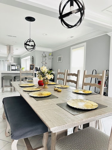 Spacious 6-bedroom and 4 bath house in charming Fayetteville