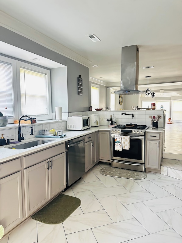 Microondas, horno, parrilla de estufa y lavavajillas