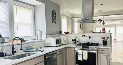 Spacious 6-bedroom and 4 bath house in charming Fayetteville