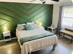 Tabla de planchar con plancha, wifi y ropa de cama