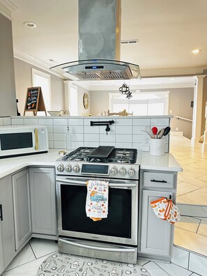 Jääkaappi, mikroaaltouuni, uuni, liesi