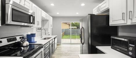 Køleskab, mikrobølgeovn, ovn, kogeplade