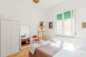2 habitaciones y tabla de planchar con plancha 