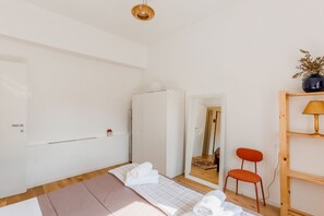 2 chambres, fer et planche à repasser