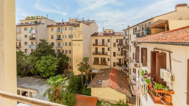 A residential area with multi-story buildings, balconies, and potted plants. - GuestHost - Cozy 47 sqm apartment, with modern furniture, located on the third floor of a building with lift (NOT suitable for disabled people - some steps to access), able to comfortably accommodate up to 3 people. The property constitutes the ideal sta (Florence)