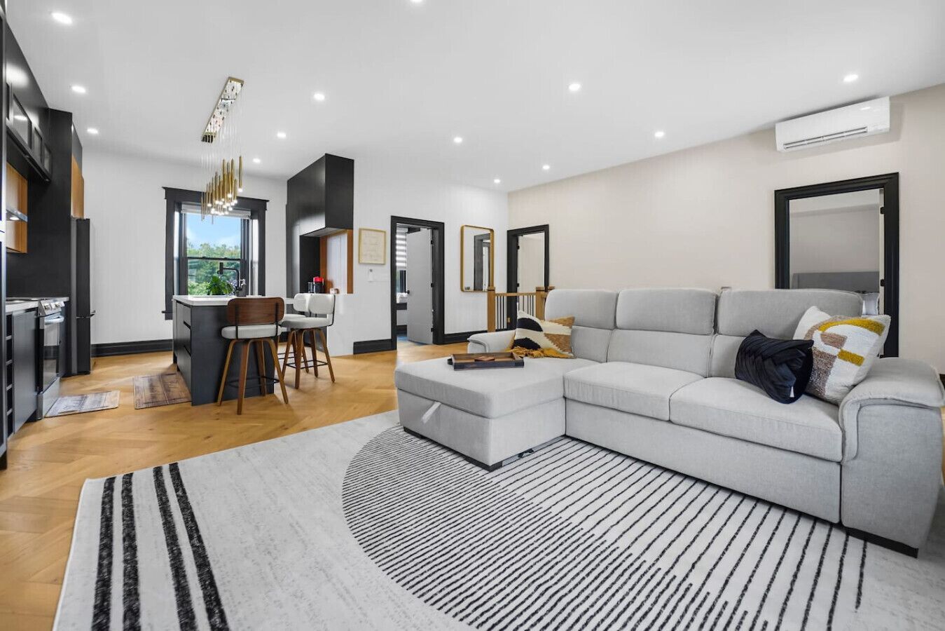 TV, libri, biblioteca musicale, impianto stereo