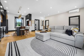 Tv, bøger, musikbibliotek, stereoanlæg