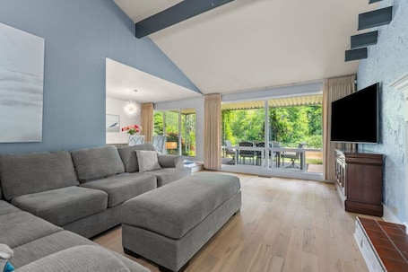 Smart TV, books. Quiet Riverside Retreat 3bd/2ba