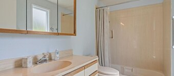 Quiet Riverside Retreat 3bd/2ba