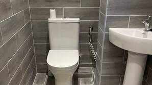 A bathroom with a toilet, a bidet, and a sink. - Tranquil bed & breakfast with AC in Zugdidi (Zugdidi)