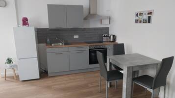 KylskÄp, ugn, spishÀll och kaffe- och tebryggare