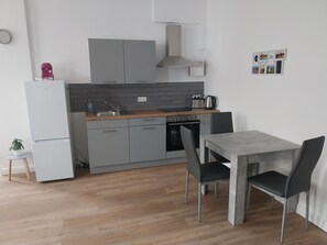 ثلاجة، فرن، موقد طهي مسطح، ماكينة لصنع القهوة/الشاي