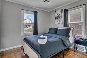 3 habitaciones, tabla de planchar con plancha, wifi y ropa de cama 