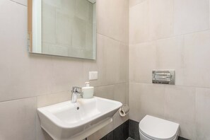 Apartment, 1 Bedroom, Kitchenette, City View | Bathroom | Shower, free toiletries, hair dryer, towels