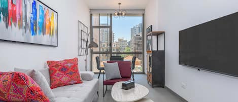 Departamento, 1 habitación, cocineta, vista a la ciudad | Sala de estar | Smart TV de 50 pulgadas con canales por cable y servicios de streaming