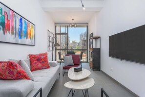 Apartamento, 1 habitación, cocina básica, vistas a la ciudad | Sala de estar | Smart TV de 50 pulgadas con canales por cable, servicios de streaming