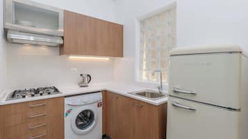 Refrigerador con freezer, microondas, placa de cocina