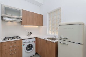 Apartamento, 1 habitación, cocina básica, vistas a la ciudad | Cocina básica privada | Frigor�ífico grande, microondas, placa de cocina y hervidor eléctrico