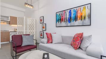 Departamento, 1 habitación, cocineta, vista a la ciudad | Sala de estar | Smart TV de 50 pulgadas con canales por cable y servicios de streaming