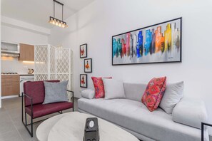 Apartamento, 1 habitación, cocina básica, vistas a la ciudad | Sala de estar | Smart TV de 50 pulgadas con canales por cable, servicios de streaming