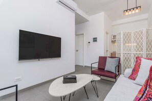 Apartamento, 1 habitación, cocina básica, vistas a la ciudad | Sala de estar | Smart TV de 50 pulgadas con canales por cable, servicios de streaming