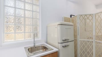 Refrigerador con freezer, microondas, placa de cocina
