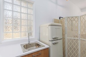 Apartamento, 1 habitación, cocina básica, vistas a la ciudad | Cocina básica privada | Frigorífico grande, microondas, placa de cocina y hervidor eléctrico