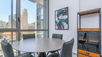 Apartamento, 1 quarto, cozinha americana, vista para a cidade | Opções para refeição no quarto