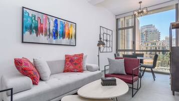 Apartamento, 1 habitación, cocina básica, vistas a la ciudad | Sala de estar | Smart TV de 50 pulgadas con canales por cable, servicios de streaming