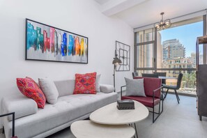 Departamento, 1 habitación, cocineta, vista a la ciudad | Sala de estar | Smart TV de 50 pulgadas con canales por cable y servicios de streaming 