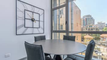 Departamento, 1 habitación, cocineta, vista a la ciudad | Servicio a la habitación