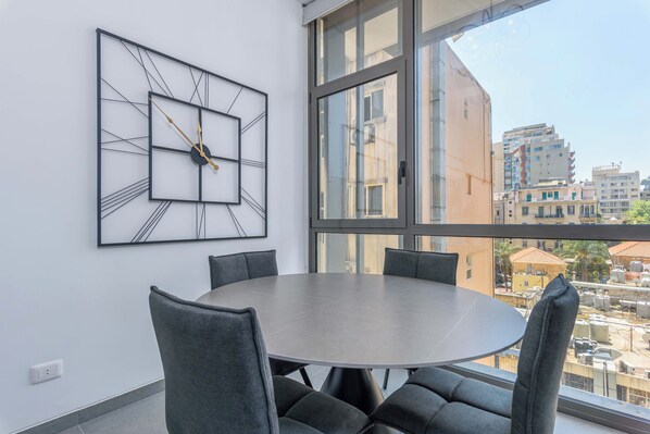 Apartment, 1 Bedroom, Kitchenette, City View | In-room dining