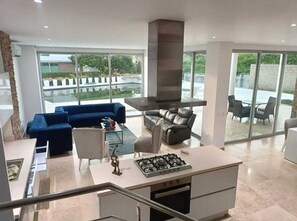 Rumah, pemandangan kolam renang | Dapur pribadi | Lemari es besar, microwave, oven, dan kompor