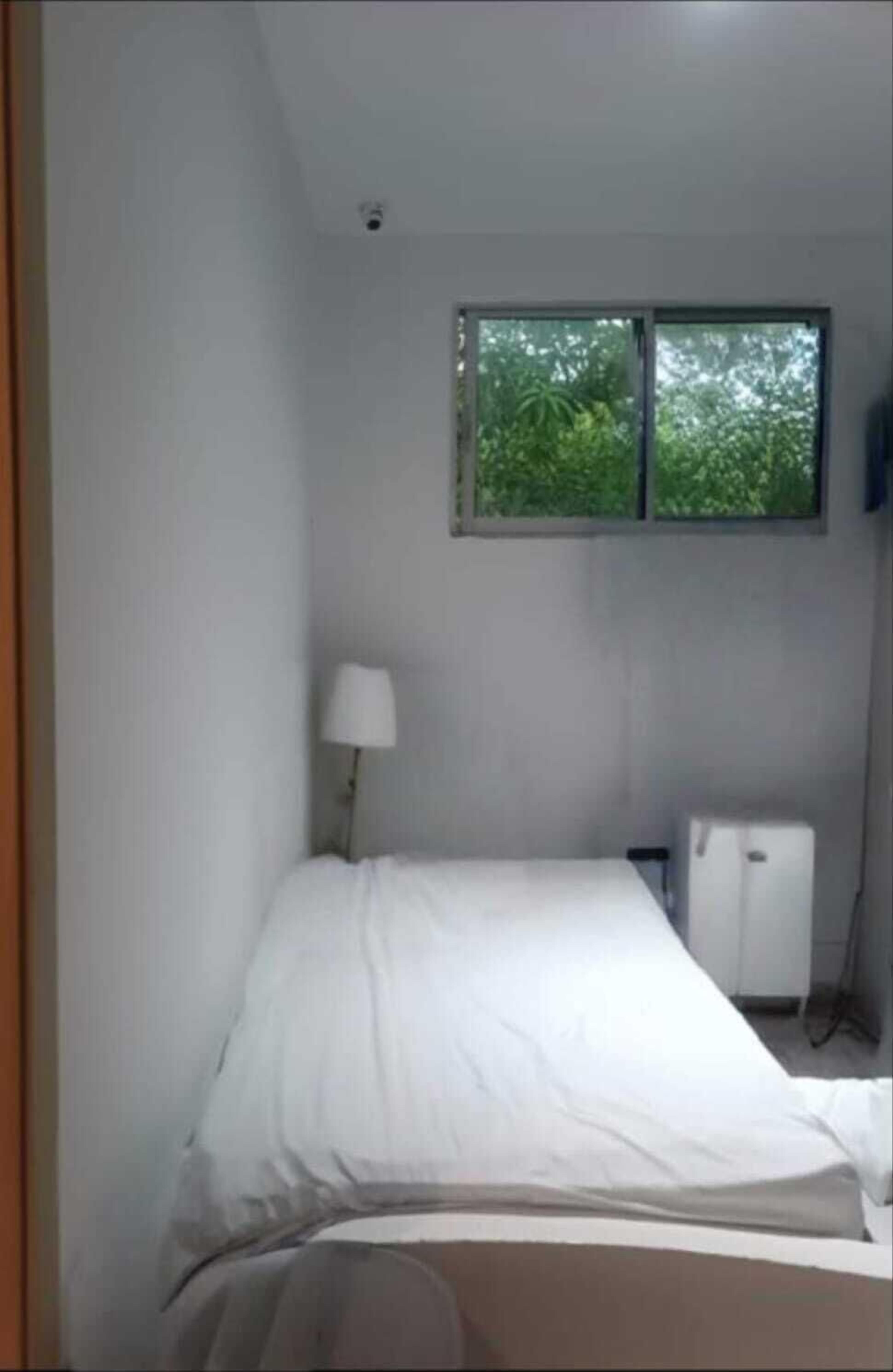 Escritorio, espacio para trabajar con laptop y cortinas blackout 