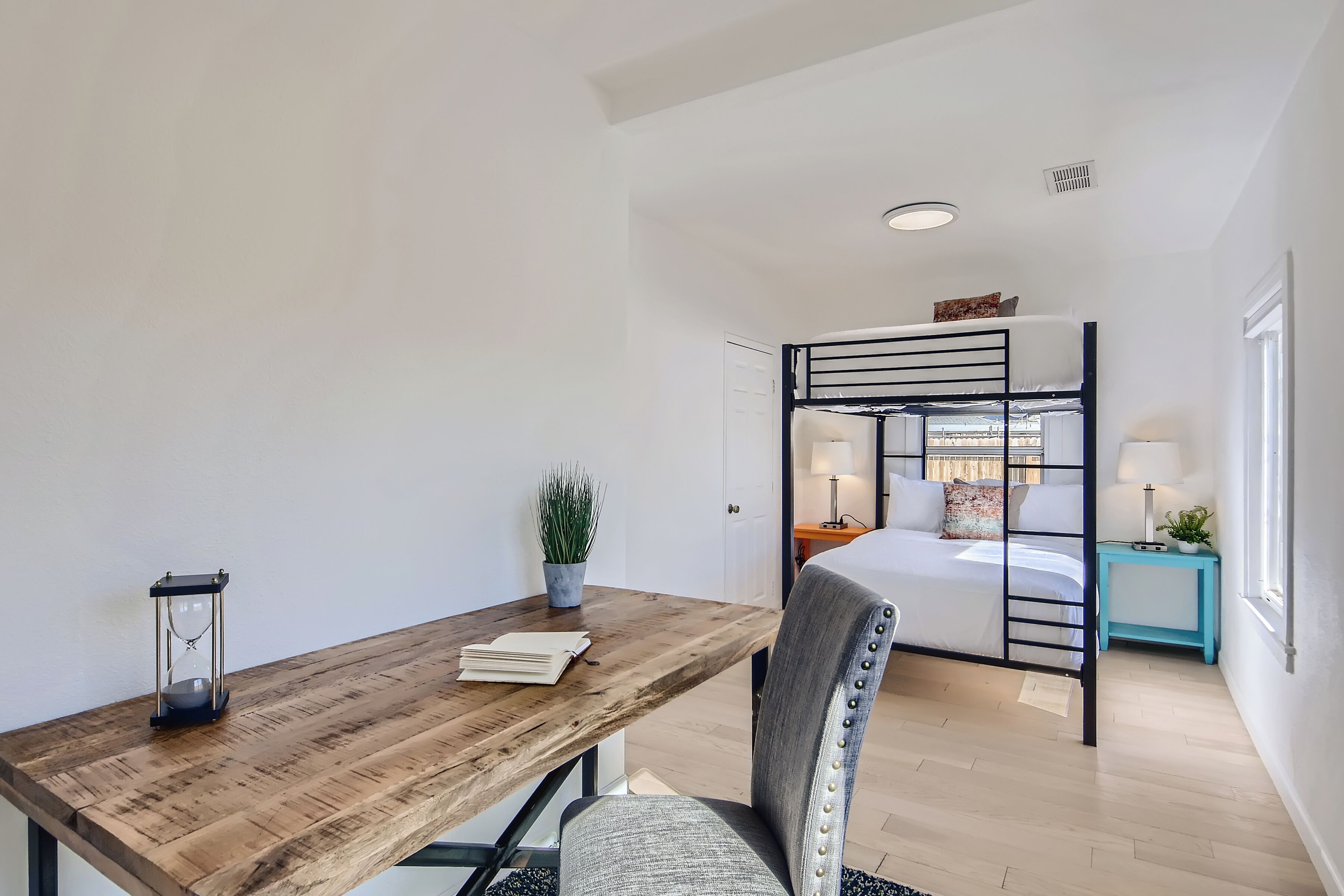 2 bedrooms, internet, bed sheets