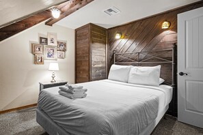 5 عدّة غرف نوم وخدمة الإنترنت وملاءات أسرّة