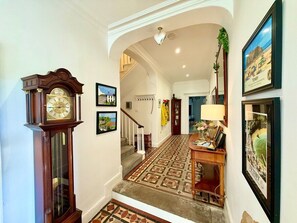 المنشأة من الداخل