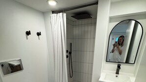 Un bagno moderno con WC, doccia e lavandino.
