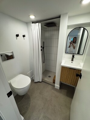 Hårføner, håndklær, såpe og toalettpapir