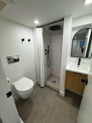 Hair dryer, towels, soap, toilet paper - Studio Suite - A great suite for ski bums on the North Shore! (Ski storage incl) (North Vancouver)
