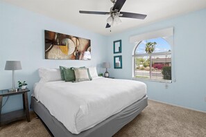 6 عدّة غرف نوم وخدمة الإنترنت وملاءات أسرّة