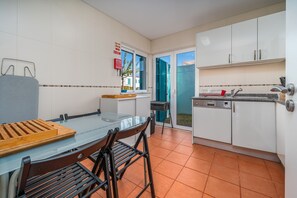 Fridge, microwave, oven, stovetop - Holiday Home 'Villa Prainha - House with 3' with Private Pool, Wi-Fi and Air Conditioning (Alvor)
