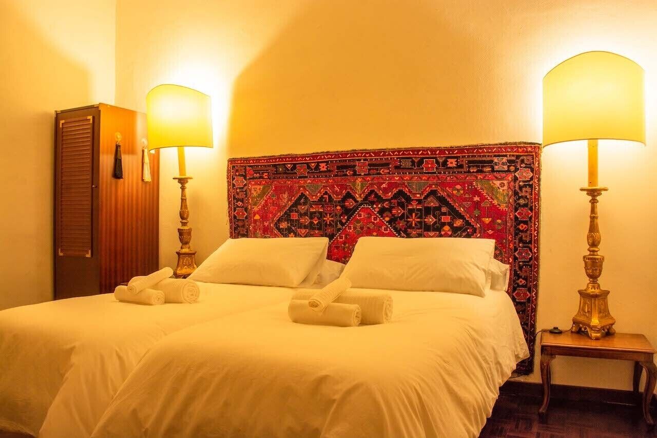 1 dormitorio, tabla de planchar con plancha, wifi y ropa de cama