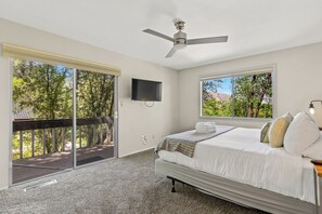 10 عدّة غرف نوم ومكتب وسرير سفر وخدمة الإنترنت