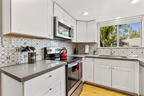 冰箱、微波炉、烤箱、炉灶