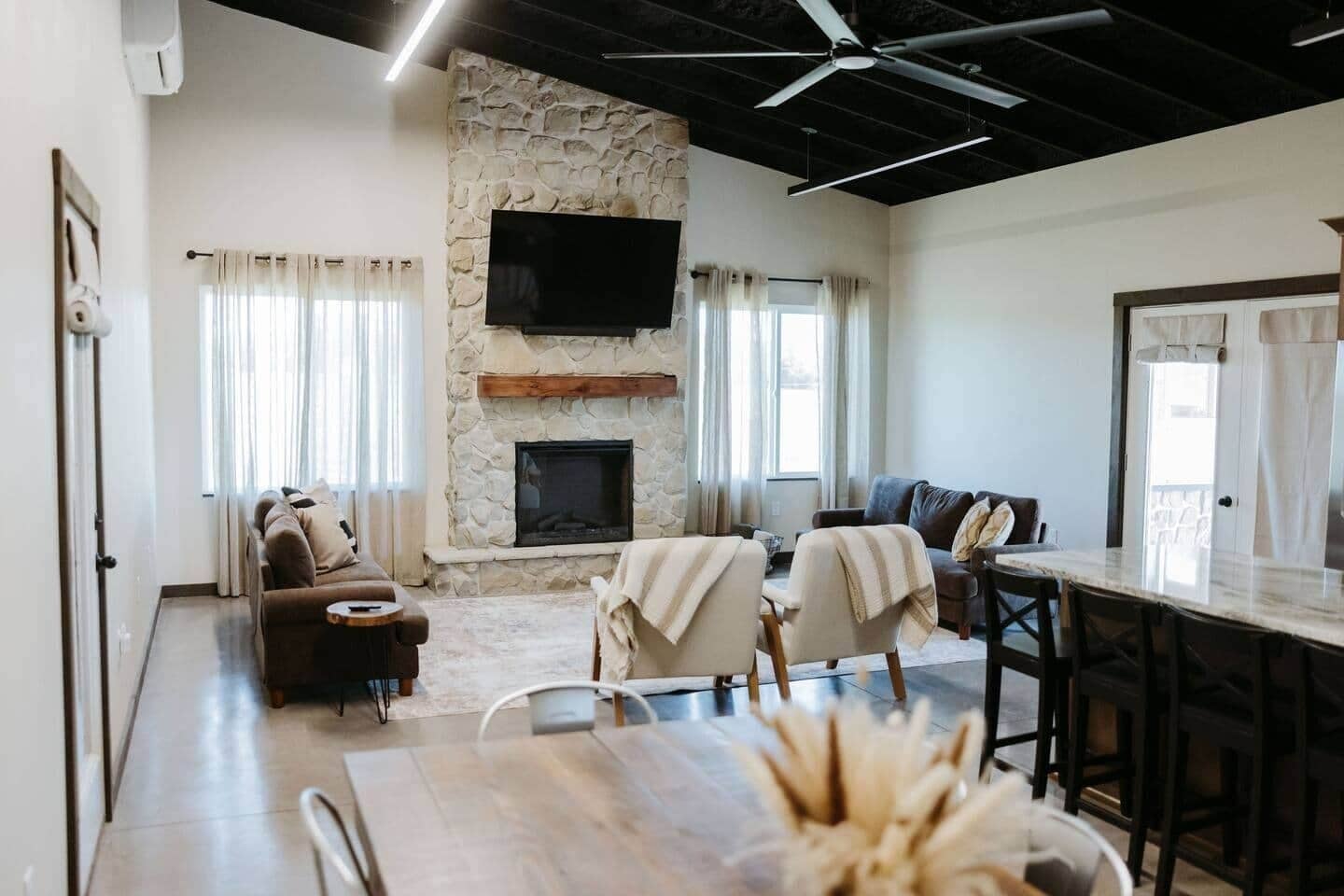 TV, fireplace