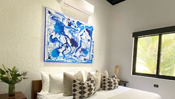 Phòng Suite Cao cấp | Bộ đồ giường cao cấp, két bảo mật tại phòng, màn/rèm cản sáng