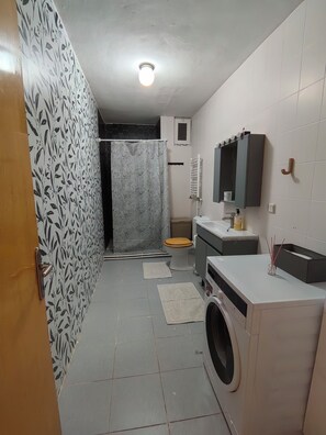 Dusche, Haartrockner, Handtücher, Toilettenpapier