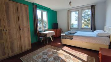 3 habitaciones, tabla de planchar con plancha, wifi y ropa de cama