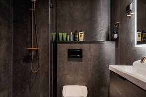 Sèche-cheveux, serviettes fournies